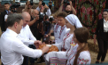 Dorin Recean și Ilie Bolojan, întâmpinați cu pâine și sare la Horești. Cei doi premieri au mâncat babă neagră și plăcinte - VIDEO