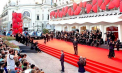 Veneția devine din nou centrul lumii cinematografice. Cea de-a 82-a ediție a celebrului festival de film din orașul-lagună aduce pe covorul roșu producții de la mari regizori, dar și nume ”grele” de la Hollywood - VIDEO