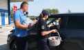 Persoanele aflate în așteptare la frontieră primesc apă potabilă și fructe pentru copii. Ce măsuri a luat Serviciul vamal pentru călători în perioada estivală - VIDEO