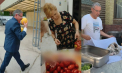 Spectacol electoral pe rețelele de socializare. Merg la piață, gătesc, aleargă prin parc sau joacă fotbal – politicienii au început o adevărată bătălie pentru aprecierile internauților - VIDEO