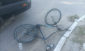 Un biciclist - transportat la spital, după ce a fost lovit de un microbuz, la Tighina. Imagini de la locul impactului - FOTO