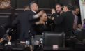 Bătaie cu pumni în Senatul Mexicului, în timpul imnului. Momentul în care liderul opoziției se năpustește asupra președintelui camerei - VIDEO