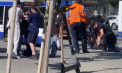 Bătaie la o stație de troleibuz din capitală. Un taxator s-a luat la pumni cu un pasager. Imagini surprinse de martori - VIDEO