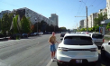 Și-a lăsat mașina în drum și a plecat să-şi facă treburile. Șoferița unui Porsche - identificată de poliție, după ce a blocat circulația pe o bandă din capitală - VIDEO