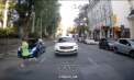 O fetiță a fost lovită de o mașină în centrul capitalei după ce a încercat să traverseze strada neregulamentar. Momentul, surprins de camera de bord dintr-un alt automobil - VIDEO
