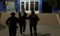 Trei bărbați, membri ai unei organizații criminale - reținuți, după ce ar fi pretins prin șantaj 12 500 de euro. Cum s-a întâmplat totul și ce au găsit polițiștii în urma perchezițiilor - VIDEO
