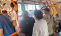 Atenție la hoții de buzunare. Un bărbat, reținut, după ce a furat bani de la mai multe persoane în transportul public - VIDEO