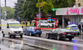 A intrat cu mașina într-o stație de așteptare și a lovit un pieton, în capitală. Victima a ajuns la spital