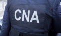 Două persoane din capitală - cercetate penal pentru că ar fi primit o mită de 16 000 euro. Ofițerii CNA și procurorii au descins cu percheziții - VIDEO
