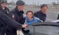 A fost reținută pentru o foaie de hârtie: Mama unui soldat rus mobilizat, ridicată de poliție la Moscova după un protest tăcut în fața Ministerului Apărării - VIDEO