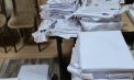 Peste 18.000 de publicații cu mesaje instigatoare și dezinformare au fost descoperite într-o tipografie clandestină din Chișinău, în preajma alegerilor parlamentare. Trei persoane au fost reținute – VIDEO