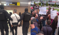Încătușat și însoțit de mascați, Plahotniuc a fost întâmpinat la Aeroport de mai mulți manifestanți care au scandat lozinci împotriva sa, însă printre aceștia s-au aflat și câțiva susținători - VIDEO