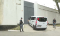 Sub escortă armată și huiduieli, Vlad Plahotniuc a fost adus la Penitenciarul nr. 13, unde își va petrece următoarele 30 de zile în celulă separată - VIDEO