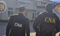 „Fuga, că trage de ușă. Zvârle tot după stencă. În dos zvârle tot ce e în cemodan și telefonul”. CNA a publicat convorbirile telefonice din dosarul coruperii alegătorilor, în urma perchezițiilor de la Criuleni - AUDIO/VIDEO