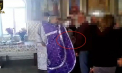 Un preot din Hîncești ar fi distribuit enoriașilor ziare cu mesaje denigratoare în adresa instituțiilor statului. Totul s-a întâmplat în timpul slujbei religioase - VIDEO