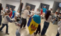 În ii și cu tricolorul țării în mână! Mai mulți moldoveni au încins o horă în fața unei secții de votare din Grecia - VIDEO