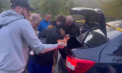 Poliția împarte pizza oamenilor care așteaptă lângă podul ce leagă Rîbnița și Rezina, în timp ce acesta era verificat de geniști - VIDEO 