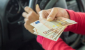 Ar fi cerut aproape cinci mii de euro pentru a ajuta soția unui cunoscut să-și obțină permisul de conducere. Un bărbat - reținut în timp ce primea banii lângă Catedrala din Chișinău - VIDEO