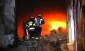 19 autospeciale continuă să stingă flăcările la depozitul de pe șoseaua Muncești. Imagini noi de la locul incendiului - GALERIE FOTO