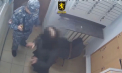 O femeie, avocat din Bălți - reținută pentru 72 de ore, după ce a fost prinsă în timp ce transmitea droguri clientului său din Penitenciar - VIDEO