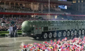 În fața unei mulțimi uriașe de oameni, Coreea de Nord a prezentat noua sa rachetă, descrisă drept „cel mai puternic sistem de arme nucleare strategice” al țării. Dmitrii Medvedev, prezent la eveniment - VIDEO