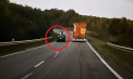 Ar fi fost fatal. Un automobil a intrat în depășire și era cât pe ce să se ciocnească frontal cu o altă mașină care venea din sens opus. Vezi momentul - VIDEO