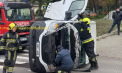 Un automobil s-a răsturnat, după ce s-a lovit cu o altă mașină, pe o stradă din capitală. Imagini de la locul accidentului - VIDEO