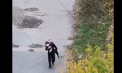 Scene cumplite în Ucraina: un bărbat filmat cum fuge cu o femeie rănită în brațe. Rușii împușcă civili pe străzile din Pokrovsk - VIDEO