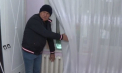 „Mănânc cu căciula pe cap și tot așa dorm”: Locatarii unui bloc din cartierul Poșta Veche îndură frigul în apartamente, în așteptarea căldurii promise de autorități - VIDEO