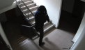 Un bărbat - plasat în arest pentru că intra în apartamente de unde fura bijuterii din aur, bani și alte bunuri. O proprietară l-a prins în flagrant, iar acesta a îmbrâncit-o și a fugit - VIDEO