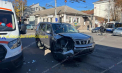 O femeie - transportată la spital, după ce mașina de taxi în care se afla s-a lovit de un alt automobil, în capitală. Imagini de la locul accidentului - FOTO/VIDEO
