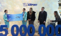 Record de pasageri pe Aeroportul din Chișinău: o moldoveancă de 20 de ani stabilită în Franța a devenit călătorul cu numărul 5 milioane și a fost întâmpinată cu muzică, flori și tort - VIDEO