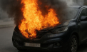 Un automobil a luat foc din mers, pe o stradă din capitală. Șoferul a ajuns la spital cu intoxicație și arsuri - VIDEO