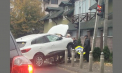 Accident în capitală. Un șofer și-a avariat mașina după ce a doborât stâlpii de protecție și un indicator rutier - VIDEO