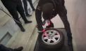 2 kilograme de droguri de peste 800 de mii de lei, ascunse în roata de rezervă a mașinii. Două persoane, plasate în arest pentru 30 de zile - VIDEO