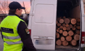  Un bărbat - prins că transporta ilegal lemne pe șoseaua de ocolire a orașului Ungheni. Ce amendă a primit acesta - FOTO