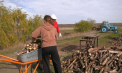 Oamenii se pregătesc de iarnă: Își cumpără lemne, cărbuni și brichete - totul treptat pentru ca prețurile să nu bată la buzunar: „Am luat salcâm de anul trecut și anul acesta am mai luat o remorcă" - VIDEO