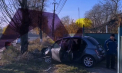 Un automobil a ajuns într-o gospodărie, după ce s-a ciocnit s-a lovit de o altă mașină, la Drochia. Imagini de la locul accidentului - VIDEO