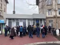 La Bălți s-au format cozi pentru a depune cererea pentru compensații. Oamenii stau în rând chiar și pe ploaie - FOTO