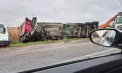 Un camion încărcat cu semințe de floarea soarelui s-a răsturnat, după ce șoferul a pierdut controlul volanului, la Drochia. Imagini surprinse de martori - FOTO