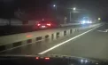 Gest inexplicabil. Un șofer - surprins în timp ce mergea pe contrasens minute în șir: Momentul când a fost observat de poliție - VIDEO