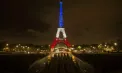 Turnul Eiffel a fost iluminat în culorile drapelului francez în așteptarea evenimentelor de astăzi prin care întreaga țară va comemora atentatele de la Paris din 2015 - VIDEO