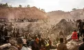 Momentul în care un pod dintr-o mină din Congo s-a prăbușit peste oameni. Zeci de persoane au murit - VIDEO

