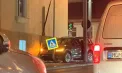 O mașină a doborât un indicator rutier după ce a încercat să evite o coliziune cu un automobil care a trecut pe roșu. Momentul, surprins de o cameră de bord – VIDEO
