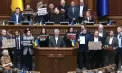 Scandal uriaș în Parlamentul de la Kiev. Opoziția a blocat tribuna oficială și a cerut demisia Guvernului - VIDEO