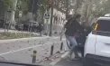 Un biciclist l-a luat la pumni pe un taximetrist, pe o stradă din capitală. Momentul, viral pe rețelele de socializare - VIDEO