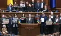 Scandal în Parlamentul de la Kiev: Opoziția blochează tribuna și cere demisia Guvernului în timpul votului privind miniștrii implicați în uriașa schemă de corupție din energetică - VIDEO