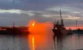 Nava cu GPL lovită de ruși cu dronă pe Dunăre încă arde. Locuitorii evacuați din Ceatalchioi se pot întoarce acasă. Riscul rămâne ridicat în Plauru - VIDEO