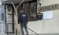 Un avocat - reținut pentru 72 de ore după ce a primit mită de la soția unui condamnat. Ofițerii CNA au descins cu percheziții în biroul, domiciliul și automobilului acestuia - FOTO