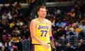 Fază magică creată de Luka Doncic în NBA. Baschetbalistul formației Los Angeles Lakers a trecut spectaculos de un adversar și i-a pasat unui coechipier, care a reușit dunk-ul - VIDEO